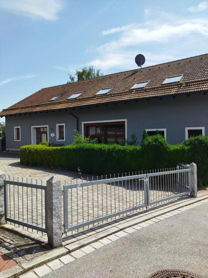 Aussergewoehnliche Atelierferienwohnung Mit Balkon An Der Donau Winzer ภายนอก รูปภาพ